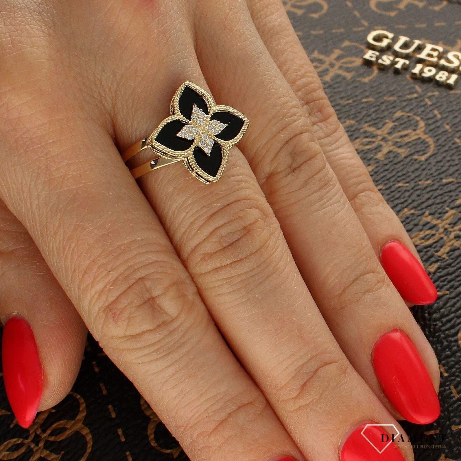 Złoty pierścionek 585 Czarny Kwiatek z cyrkoniami PI 5818. Złoty pierścionek efektowny. Złoty pierścionek damski. Złoty pierścionek z cyrkonią. Złoty pierścionek czarny kwiatek. Złoty pierścionek  (2).jpg